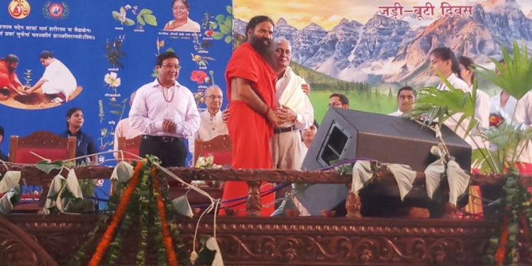 Photo of योग गुरु ने इफको के नीम अभियान के लिए योगेंद्र को किया सम्मानित