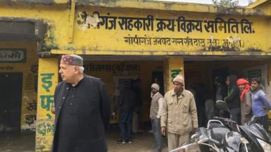 Photo of यूपी के कृषि मंत्री ने यूरिया दफ्तर में किया औचक निरीक्षण