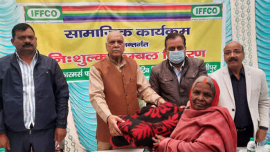 Photo of इफको टीम देश भर में सक्रिय; गरीबों में बांट रहे हैं कंबल