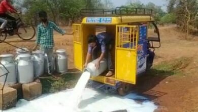 Photo of छत्तीसगढ़ डेयरी किसानों ने दूध फेंककर किया विरोध प्रदर्शन