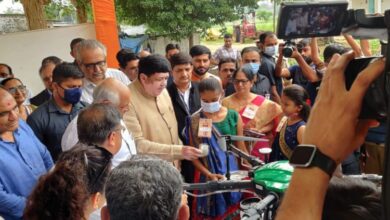 Photo of गुजरात में ड्रोन के जरिए नैनो यूरिया का छिड़काव; सीएम दिखे उत्साहित