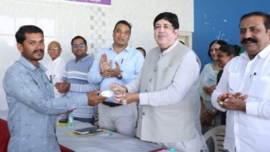 Photo of अमरेली डीसीसीबी ने बांटा एटीएम कार्ड