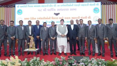 Photo of अमरेली डीसीसीबी कर्मचारी समिति ने 12 लाख रुपये का दिया योगदान